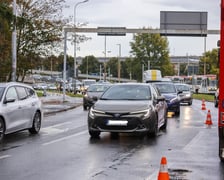 Na ul. Kujawskiej, w pobliżu placów Wróblewskiego i Społecznego doszło do zderzenia samochodu osobowego z tramwajem