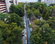 <p>Remont Powstańc&oacute;w Śląskich, 26.09.2025. Pierwsza warstwa asfaltobetonu na odnicku między Wielką a rondem.</p>