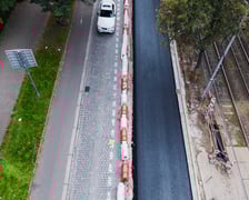 <p>Remont Powstańc&oacute;w Śląskich, 26.09.2025. Pierwsza warstwa asfaltobetonu na odnicku między Wielką a rondem.</p>