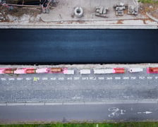 <p>Remont Powstańc&oacute;w Śląskich, 26.09.2025. Pierwsza warstwa asfaltobetonu na odnicku między Wielką a rondem.</p>