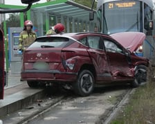 Zderzenie samochodu osobowego z tramwajem na ul. Świeradowskiej we Wrocławiu - 8.10.2025 r.