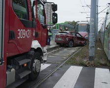 Zderzenie samochodu osobowego z tramwajem na ul. Świeradowskiej we Wrocławiu - 8.10.2025 r.