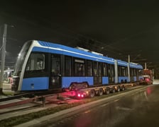 Transport nowego tramwaju Pesa we Wrocławiu