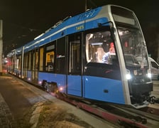 Transport nowego tramwaju Pesa we Wrocławiu