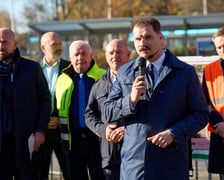 Bartosz Nowak, wiceprezes Wrocławskich Inwestycji, podczas konferencji zapowiadającej rozpoczęcie budowy tramwaju na Swojczyce