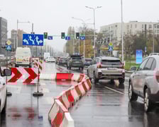 Prace przy usuwaniu awarii MPWiK na ulicy Ślężnej przy skrzyżowaniu z aleją Armii Krajowej i aleją Wiśniową