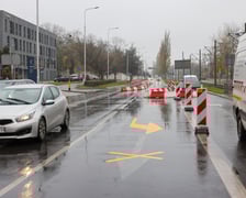 Prace przy usuwaniu awarii MPWiK na ulicy Ślężnej przy skrzyżowaniu z aleją Armii Krajowej i aleją Wiśniową