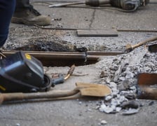 Naprawa uszkodzonej szyny tramwajowej na ul. Chrobrego.