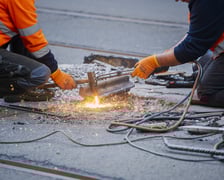 Naprawa uszkodzonej szyny tramwajowej na ul. Chrobrego.