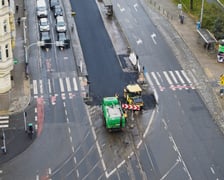 <p>W poniedziałek 24 listopada wykonawca kładł masę bitumiczną w miejscu torowiska. Tak powstaje tymczasowa jezdnia, kt&oacute;rą wkr&oacute;tce będą jeździć kierowcy</p>