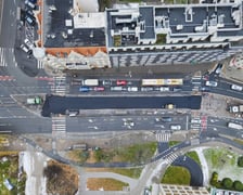 <p>W poniedziałek 24 listopada wykonawca kładł masę bitumiczną w miejscu torowiska. Tak powstaje tymczasowa jezdnia, kt&oacute;rą wkr&oacute;tce będą jeździć kierowcy</p>