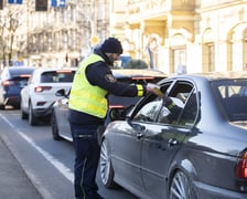 Rusza przebudowa węzła Drobnera-Dubois. Strażnicy miejscy rozpoczęli akcję informacyjną - rozdają ulotki informujące o utrudnieniach i zmianach w komunikacji tramwajowej