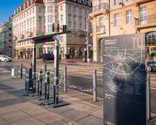 Stacja ładowania przy ulicy Piłsudskiego w sąsiedztwie kolejowego dworca głównego