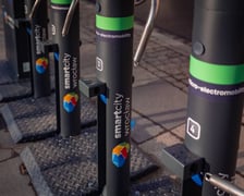 Stacja ładowania przy ulicy Piłsudskiego w sąsiedztwie kolejowego dworca głównego