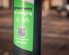 Stacja ładowania przy ulicy Piłsudskiego w sąsiedztwie kolejowego dworca głównego