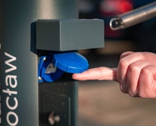 Stacja ładowania przy ulicy Piłsudskiego w sąsiedztwie kolejowego dworca głównego