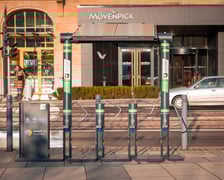 Stacja ładowania przy ulicy Piłsudskiego w sąsiedztwie kolejowego dworca głównego