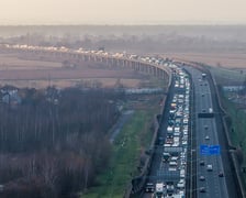 <p>Korek na AOW po zderzeniu 3 samochod&oacute;w - 4 grudnia</p>