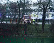 <p>Samoch&oacute;d w Fosie Miejskiej na Podwalu na wysokości numeru 53 - 13 grudnia</p>