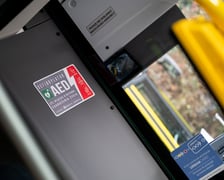 W autobusach z tym znaczkiem jest AED - sprzęt ratujący życie