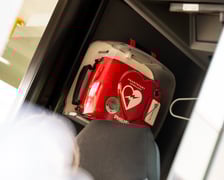 Wykonanie defibrylacji w pierwszych minutach zwiększa szansę przeżycia aż o 70 procent