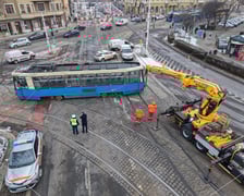 Wykolejony tramwaj na skrzyżowaniu Pomorska/Dubois - 9 stycznia 2026 r.