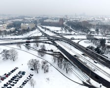 Plac Społeczny i estakada z lotu ptaka w zimowej aurze