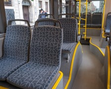 Prezentacja autobusu MAN Lion's City EfficientHybrid na wrocławskim Rynku. 25 takich pojazdów będzie kursować na zachodzie Wrocławia i do gminy Miękinia