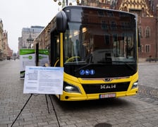 Prezentacja autobusu MAN Lion's City EfficientHybrid na wrocławskim Rynku. 25 takich pojazdów będzie kursować na zachodzie Wrocławia i do gminy Miękinia