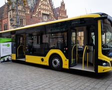Prezentacja autobusu MAN Lion's City EfficientHybrid na wrocławskim Rynku. 25 takich pojazdów będzie kursować na zachodzie Wrocławia i do gminy Miękinia