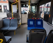 Prezentacja autobusu MAN Lion's City EfficientHybrid na wrocławskim Rynku. 25 takich pojazdów będzie kursować na zachodzie Wrocławia i do gminy Miękinia