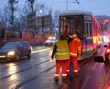 Złamany pantograf przy Pułaskiego - trwa naprawa