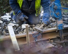 Naprawa uszkodzonej szyny tramwajowej na torowisku na ul. Legnickiej w kierunku centrum.