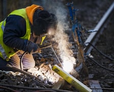 Naprawa uszkodzonej szyny tramwajowej na torowisku na ul. Legnickiej w kierunku centrum.