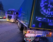 Ciężarówka stoi w poprzek jezdni i blokuję autostradę A4 w rejonie węzła Kąty Wrocławskie