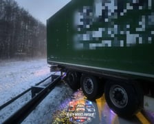 Ciężarówka stoi w poprzek jezdni i blokuję autostradę A4 w rejonie węzła Kąty Wrocławskie