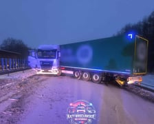 Ciężarówka stoi w poprzek jezdni i blokuję autostradę A4 w rejonie węzła Kąty Wrocławskie