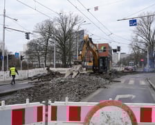 Remont torów na skrzyżowaniu ulic Borowskiej i Glinianej