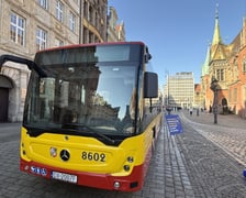 Impreza MPK na Rynku - prezentacja nowego Mercedesa Conecto i bieganie Przemka, który w pojeździe pokonuje dystans półmaratonu