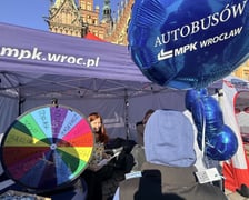 Impreza MPK na Rynku - prezentacja nowego Mercedesa Conecto i bieganie Przemka, który w pojeździe pokonuje dystans półmaratonu