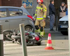 Wypadek  u zbiegu ulic Święto Wincentego i Trzebnickiej. Motocyklista został potrącony przez taksówkę