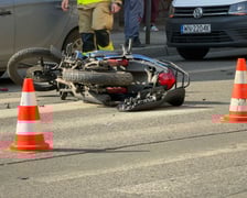 Wypadek  u zbiegu ulic Święto Wincentego i Trzebnickiej. Motocyklista został potrącony przez taksówkę
