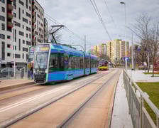 W poniedziałkowym popołudniowym szczycie autobusy omijały korki jadąc nowym odcinkiem trasy autobusowo-tramwajowej na Bardzkiej