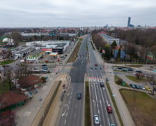 Widok z lotu ptaka na skrzyżowanie Powstańców Śląskich z Krzycką i Waligórskiego. Zdjęcia z 28.03.2026 r.