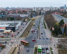 Widok z lotu ptaka na skrzyżowanie Powstańców Śląskich z Krzycką i Waligórskiego. Zdjęcia z 28.03.2026 r.