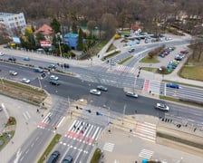 Widok z lotu ptaka na skrzyżowanie Powstańców Śląskich z Krzycką i Waligórskiego. Zdjęcia z 28.03.2026 r.
