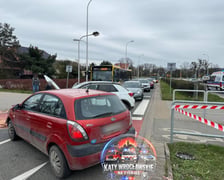 Uszkodzone samochody u zbiegu ul. Pilczyckiej  i ronda Bartoszewskiego, 28.03.2026 r.