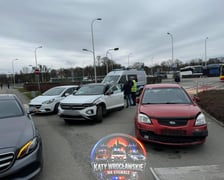 Uszkodzone samochody u zbiegu ul. Pilczyckiej  i ronda Bartoszewskiego, 28.03.2026 r.
