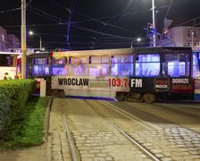 <p>Tramwaj ma złamany pantograf</p>