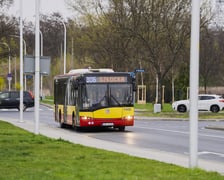 <p>Autobus 306 już kursuje. Wzmocni linię 106</p>